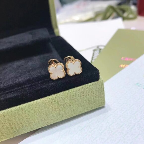 ✅Authentic Van Cleef & Arpels Vintage Alhambra 18K Yellow Gold Earrings - Picture 5 of 6